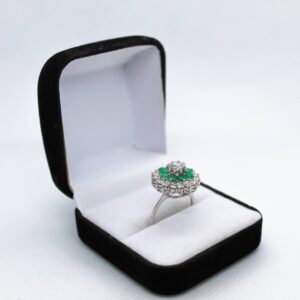 Kuld sõrmus teemantidega ja emeraldiga